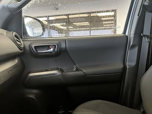 Used 2019 Toyota Tacoma TRD Sport image 21