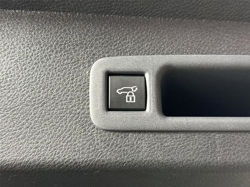 Used 2025 Toyota Sienna XLE image 40