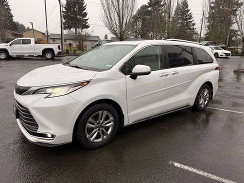 Used 2022 Toyota Sienna Limited image 6