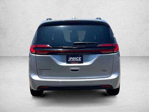 Used 2021 Chrysler Pacifica Touring-L w/ Premium & Safety Sphere Group FWD image 4