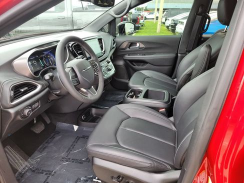 Used 2026 Chrysler Pacifica Select FWD image 9