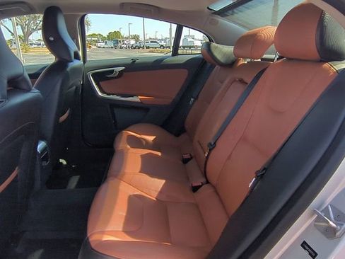 Used 2017 Volvo S60 T5 Inscription image 14