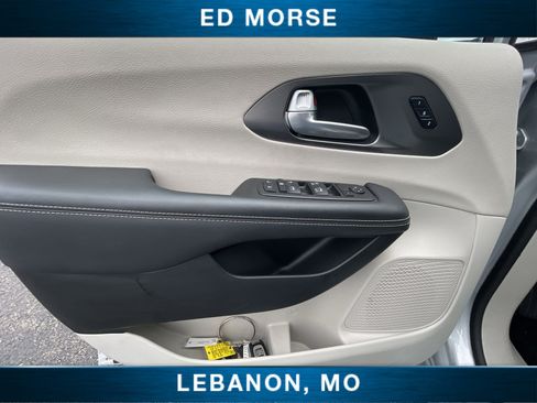 Used 2024 Chrysler Pacifica Touring-L FWD image 21
