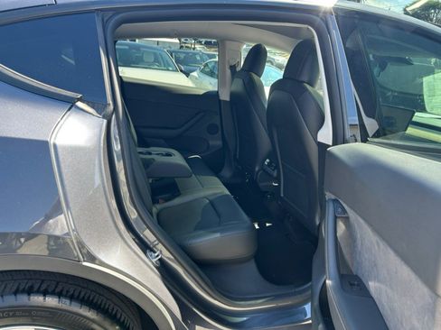 Used 2022 Tesla Model Y Long Range AWD/4WD image 37