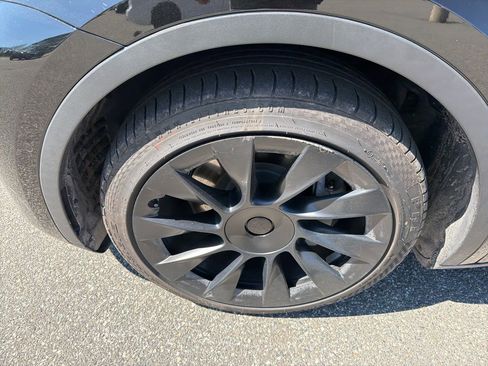 Used 2022 Tesla Model Y Long Range image 10