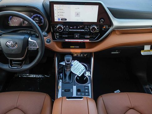 New 2026 Toyota Highlander Platinum AWD/4WD image 15