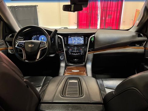 Used 2018 Cadillac Escalade ESV Luxury image 19