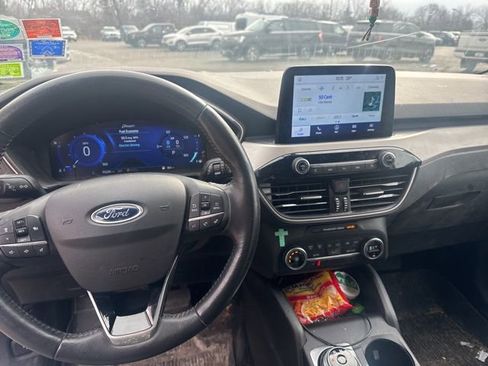 Used 2020 Ford Escape SE Sport image 18