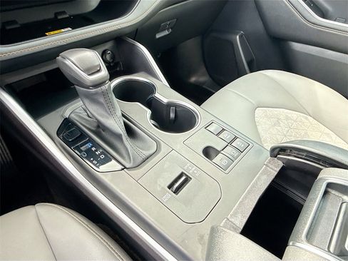 Used 2023 Toyota Highlander Bronze Edition image 18