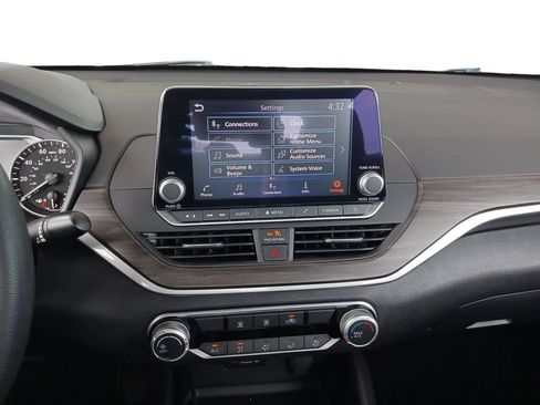 Used 2024 Nissan Altima 2.5 SV FWD image 12