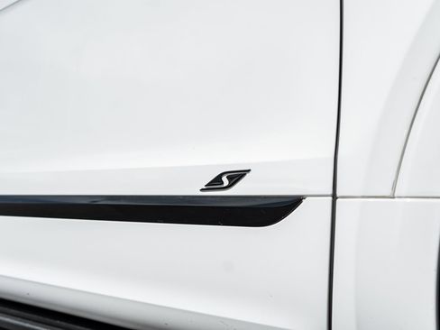 Certified 2022 Bentley Bentayga image 17