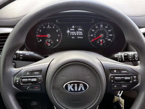 Used 2017 Kia Sorento LX image 19