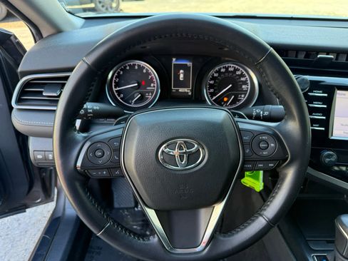 Used 2020 Toyota Camry SE image 2