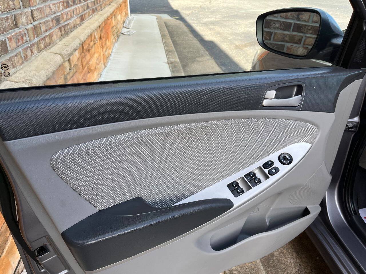 Used 2013 Hyundai Accent GLS FWD image 18