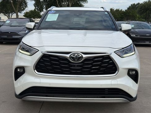 Used 2020 Toyota Highlander Platinum FWD image 2