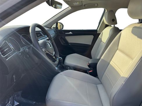 Used 2020 Volkswagen Tiguan SE w/ Panoramic Sunroof Package image 11