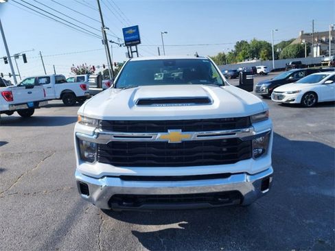 Used 2024 Chevrolet Silverado 2500 LT image 2