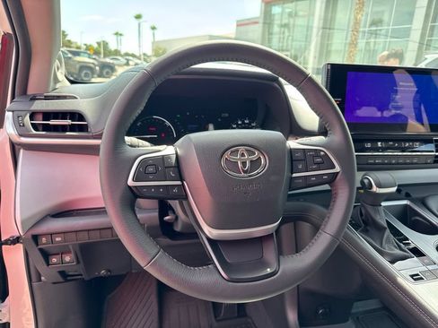 Used 2026 Toyota Sienna XLE FWD image 17