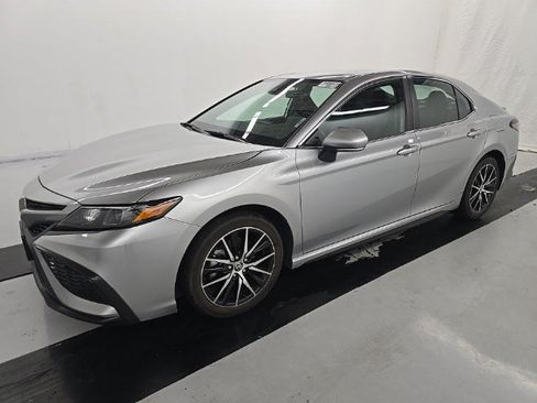 Used 2023 Toyota Camry SE w/ Cold Weather Package FWD image 3