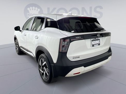 Used 2025 Nissan Kicks SV image 4