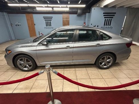 Used 2022 Volkswagen Jetta SE image 2