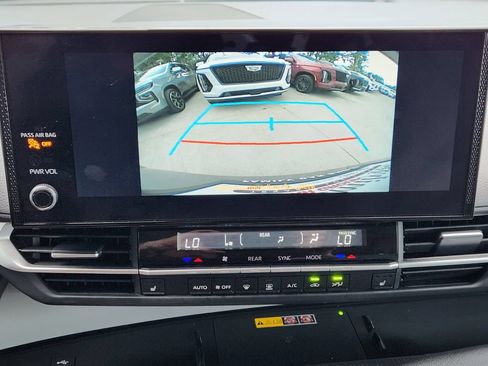 Used 2025 Toyota Sienna XLE FWD image 16