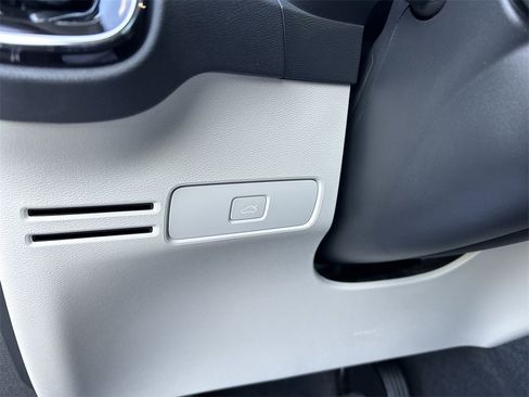 Certified 2023 Volvo XC40 B5 Plus w/ Protection Package Premier image 17