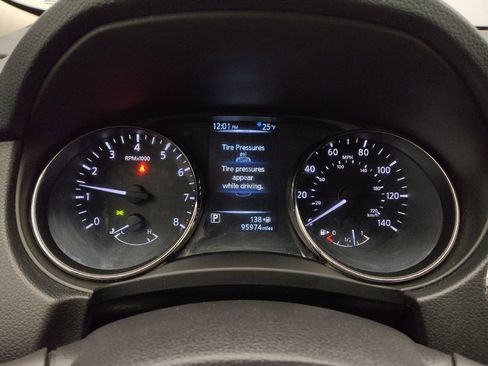 Used 2017 Nissan Rogue SV w/ SV Premium Package image 23