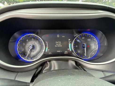 Used 2023 Chrysler Pacifica Touring-L FWD image 23