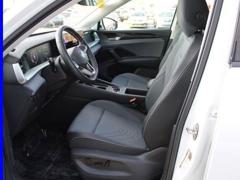 Used 2025 Volkswagen Tiguan SE w/ Panoramic Sunroof Package image 16