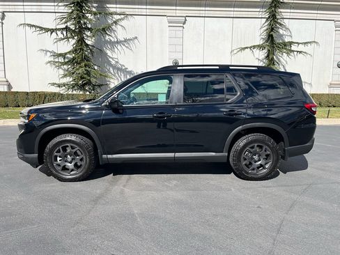 Used 2025 Honda Pilot TrailSport image 10