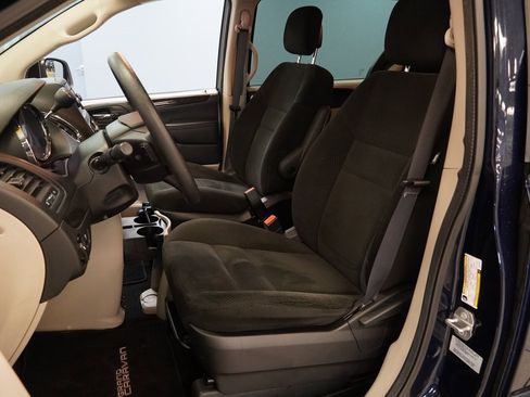 Used 2016 Dodge Grand Caravan SE w/ Quick Order Package 29E SE image 3