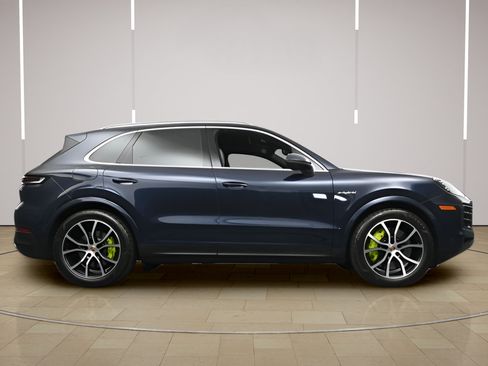 Certified 2025 Porsche Cayenne S AWD/4WD image 33