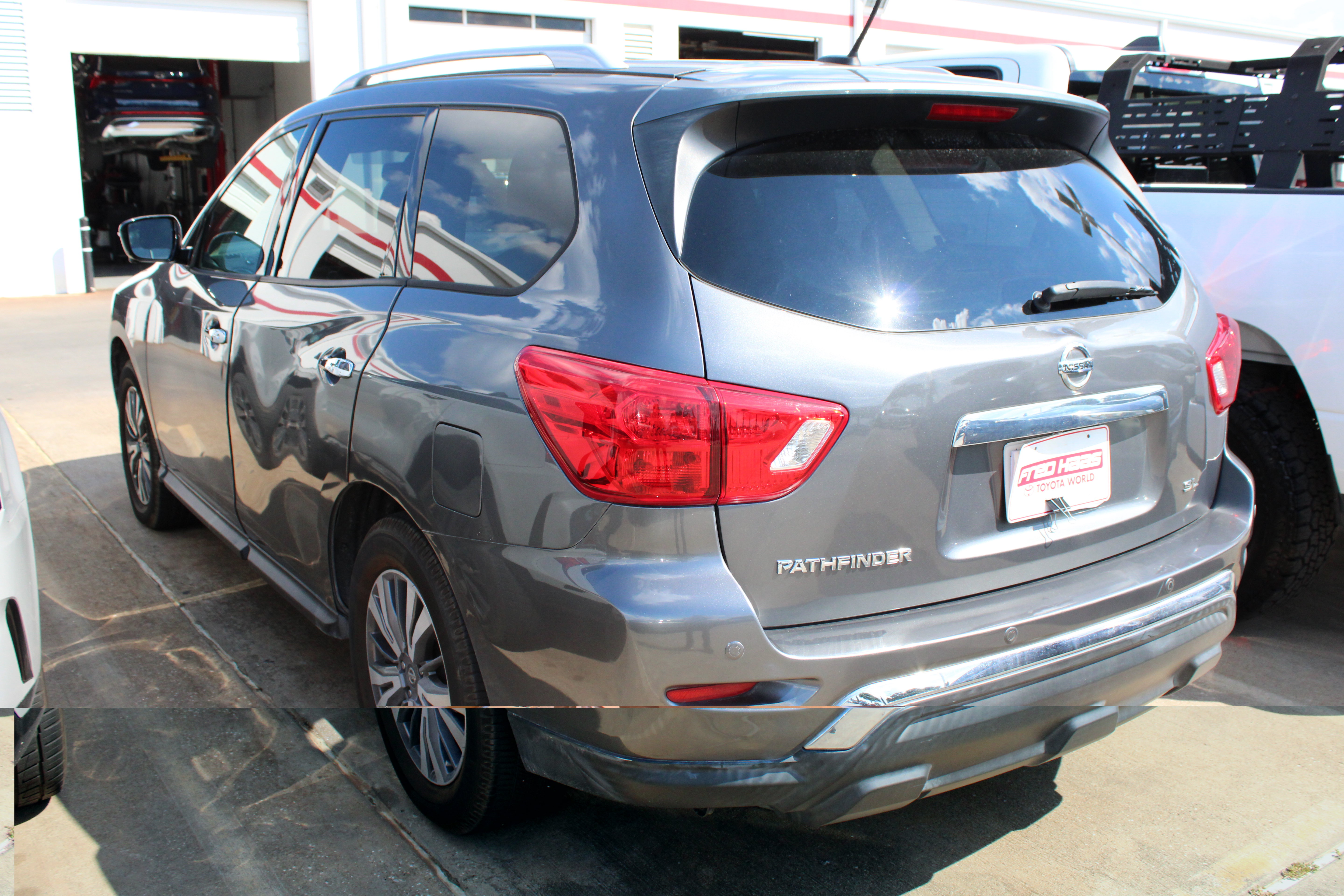 Used 2017 Nissan Pathfinder SL FWD image 6