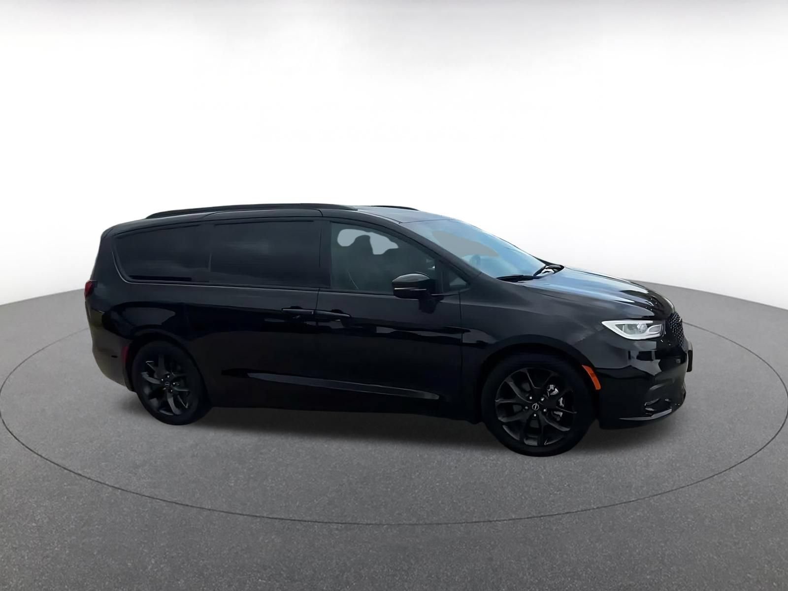 Used 2025 Chrysler Pacifica Limited FWD image 2