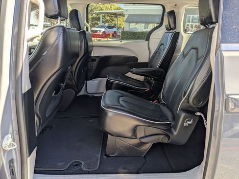 Used 2023 Chrysler Pacifica Limited image 23