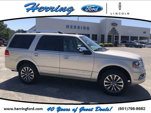 Used 2017 Lincoln Navigator Select image 1