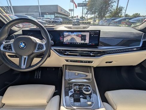 Used 2025 BMW X7 M60i image 8