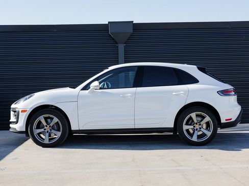 Certified 2025 Porsche Macan image 2