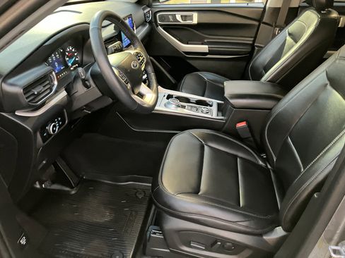 Used 2023 Ford Explorer XLT w/ Equipment Group 202A image 13