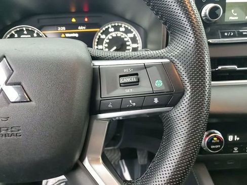 Used 2023 Mitsubishi Outlander SE image 18