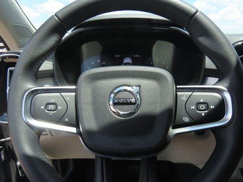 Used 2021 Volvo XC40 T4 Momentum FWD image 28