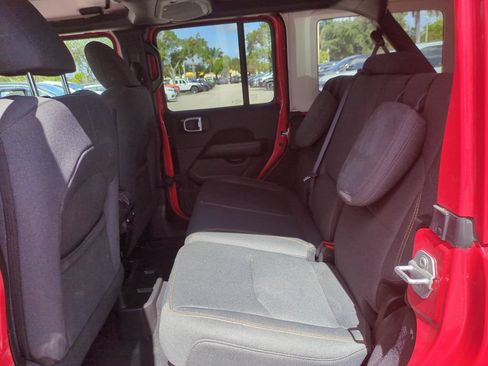 Used 2025 Jeep Wrangler Unlimited Sahara AWD/4WD image 15