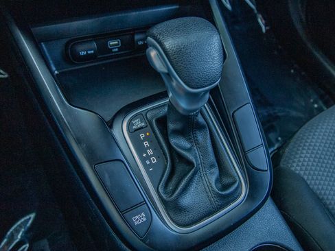 Used 2025 Kia Soul LX FWD image 19