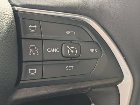 Used 2025 Jeep Grand Cherokee Limited AWD/4WD image 16