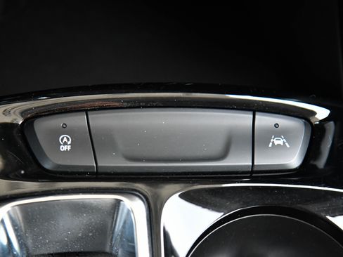 Used 2025 Chevrolet Trax LT w/ LT Convenience Package FWD image 26