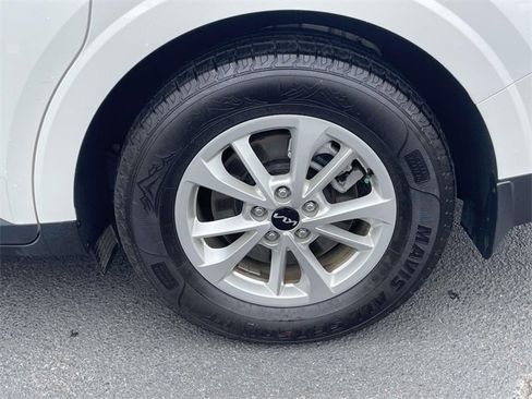 Used 2023 Kia Carnival LX image 9