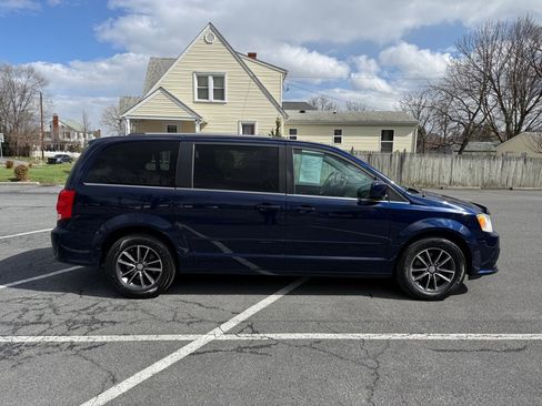 Used 2017 Dodge Grand Caravan SXT w/ Rear Park Assist Package image 2