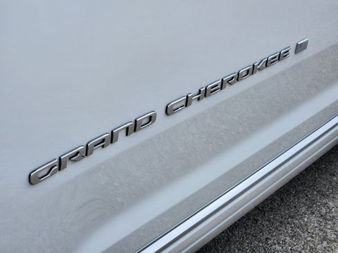 Used 2025 Jeep Grand Cherokee L Summit AWD/4WD image 30