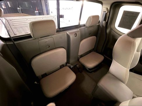 Used 2012 Suzuki Equator Premium RWD image 30